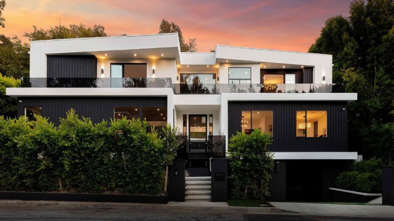 $10195000! Newly Constructed Architectural Home In Beverly Hills Comes With The Finest Finishes