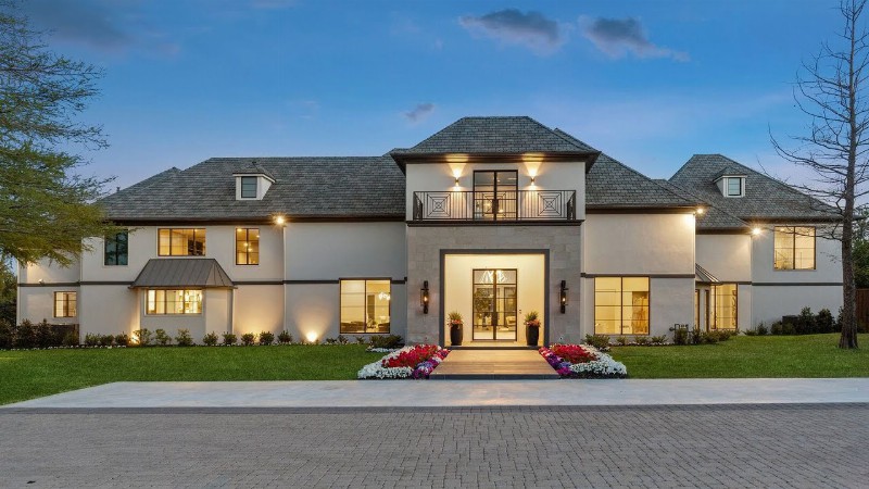 $11500000! An Artfully Redesigned Home In Dallas Offers The Luxury At Its Finest