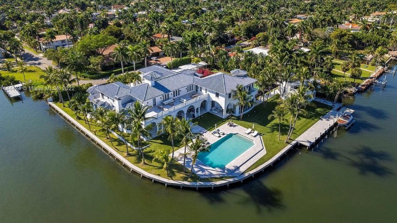 $16500000! Stunning Florida Mansion Sitting On Triple Corner Lot Offers Spectacular Water Views