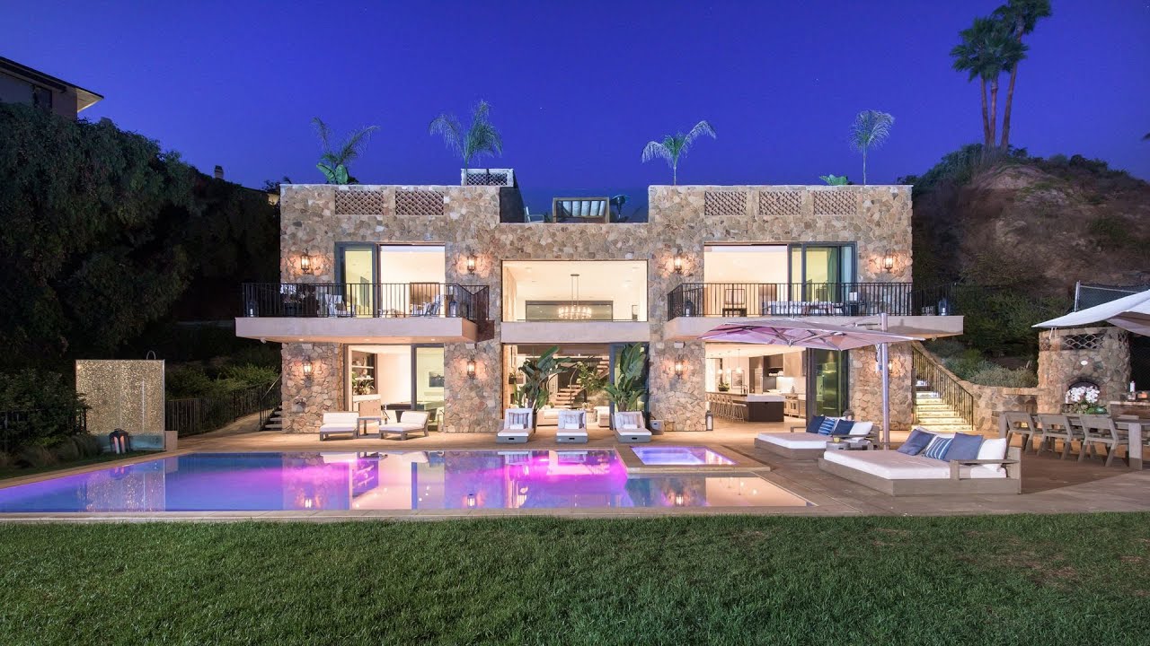 image 0 $24500000 Beachfront Villa In Malibu With Gorgeous Interior And Resort Style Backyard