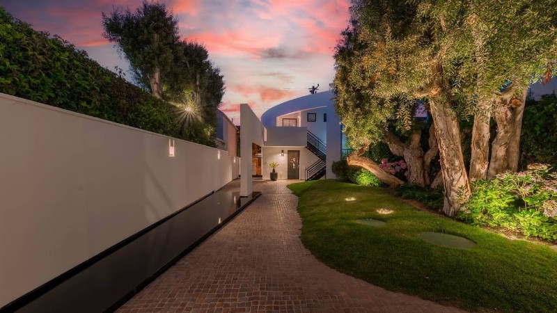 $34500000! Newly Remodeled Architectural Home Evokes The Essence Of Malibu Beach Sophistication