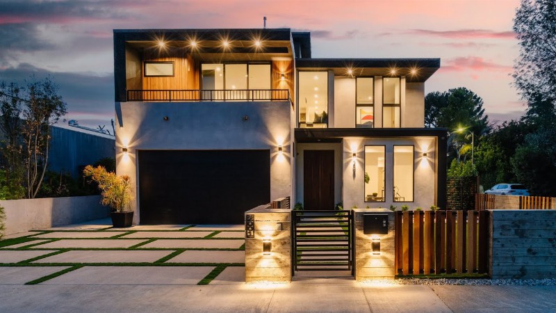 $4995000! Exceptionally Designed Home In Venice Los Angeles With Stunning Finishes