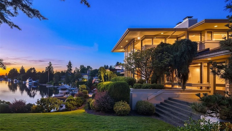$5598000! Incredible Lake Washington Waterfront Home In Bellevue With A Timeless Aesthetic