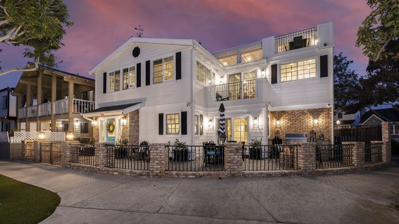 $5750000 Balboa Boulevard House Newport Beach California : 5 Beds + 4 Baths + 3859 Sf Living