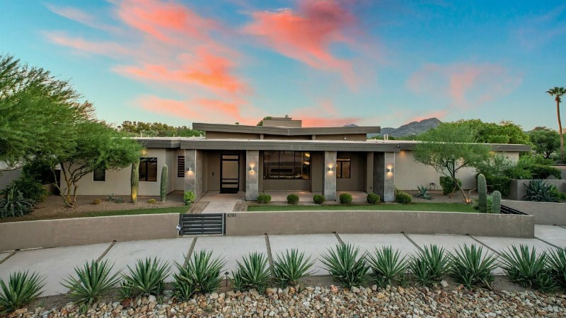 $6250000! Paradise Valley Desert Modern Home Has A Resort Like Backyard And Mountain Views