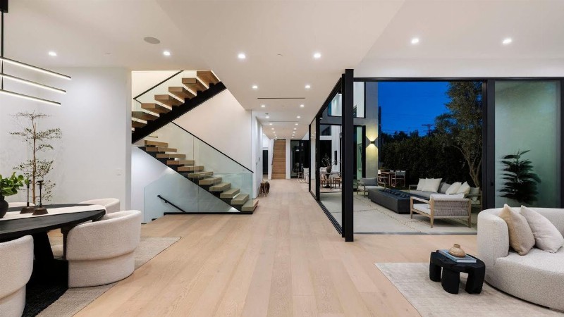 $7395000! Architectural Home In Los Angeles With Endless Natural Light And Sophisticated Design