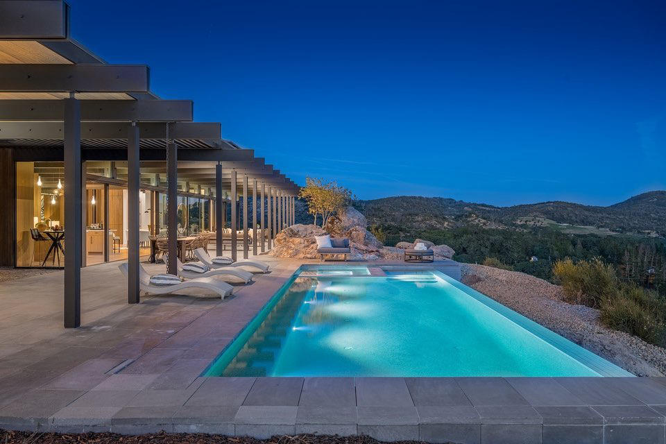 Ginger Martin + Co. - This vanishing edge pool with expansive views of Sonoma Valley and San Francis