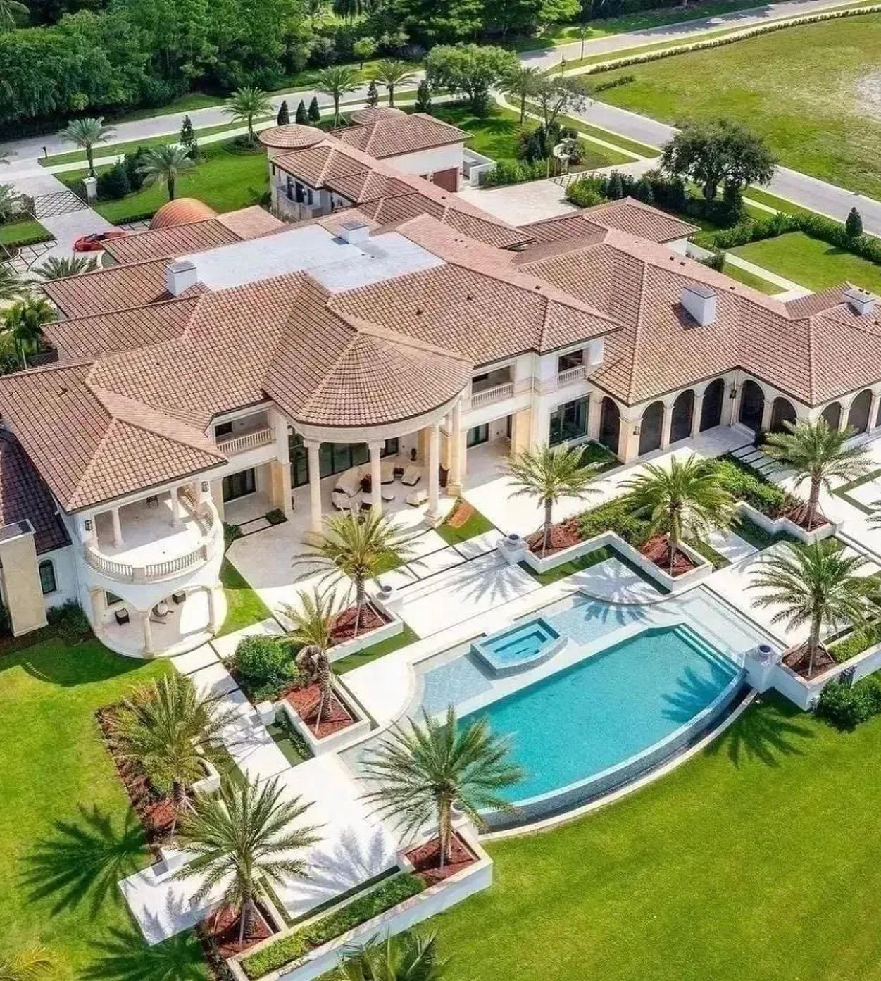 Luxurious Mordern Houses - This palatial estate is situated inDelray Beach, Florida for $19,200,000