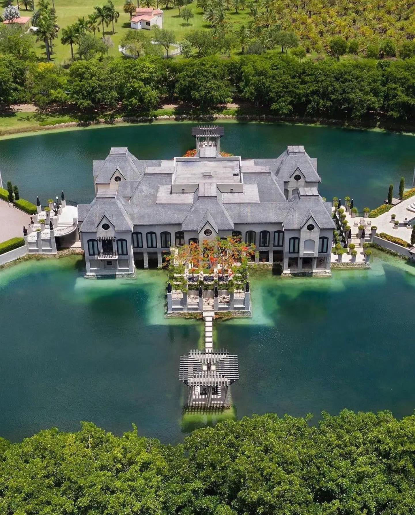 Luxurious Mordern Houses - ・・・This unique island estate is situated in Miami, Florida and is listed