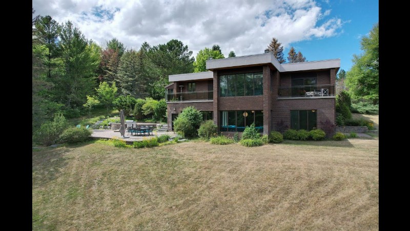 Secluded Oasis In New Tecumseth Ontario Canada : Sotheby's International Realty