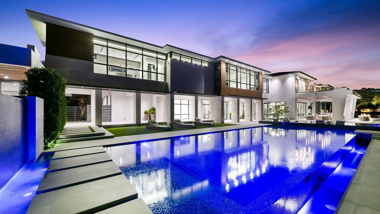 This $9,500,000 Modern Lakefront Mansion in Florida transcends Luxury Living