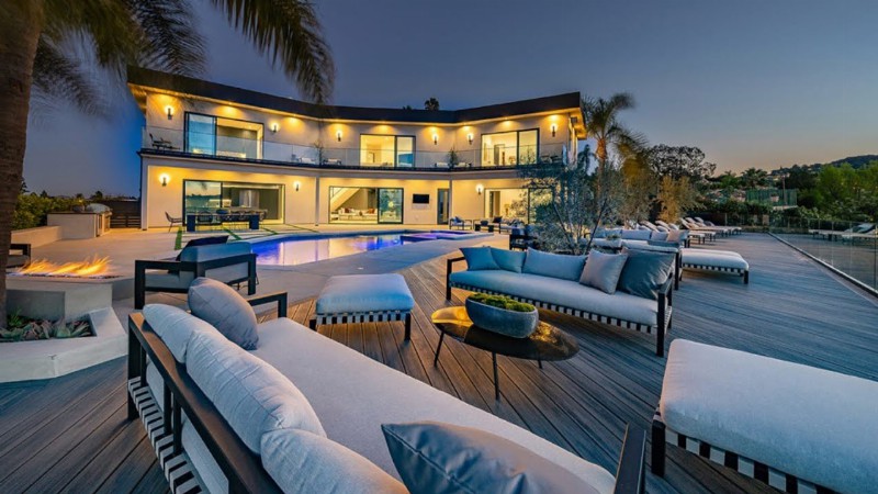 image 0 This Architectural Masterpiece In Encino Has An Entertainer's Backyard With Amazing Views