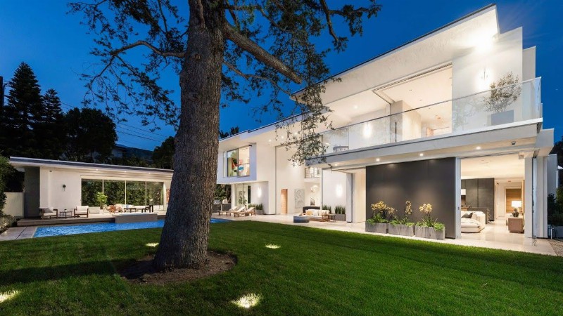 image 0 This Modern Mansion In Santa Monica Was Built With The Highest Luxury Standards